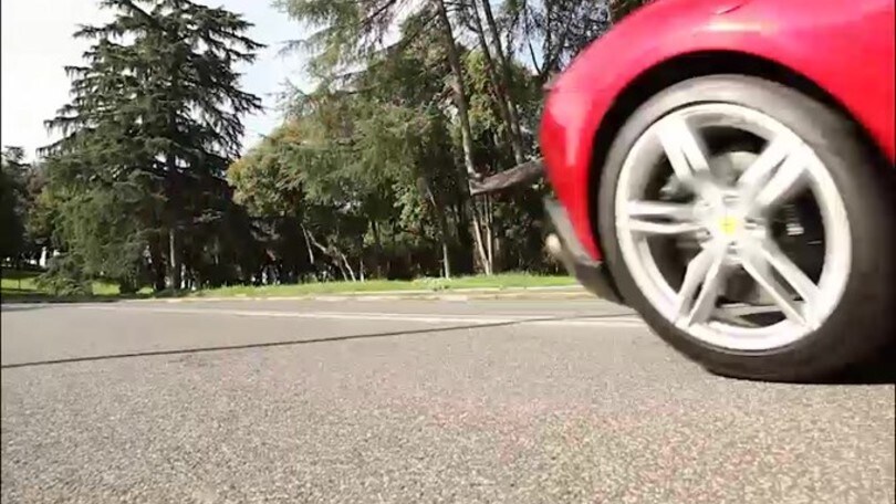 Prova Ferrari Roma: il video del test drive d'eleganza nella Capitale