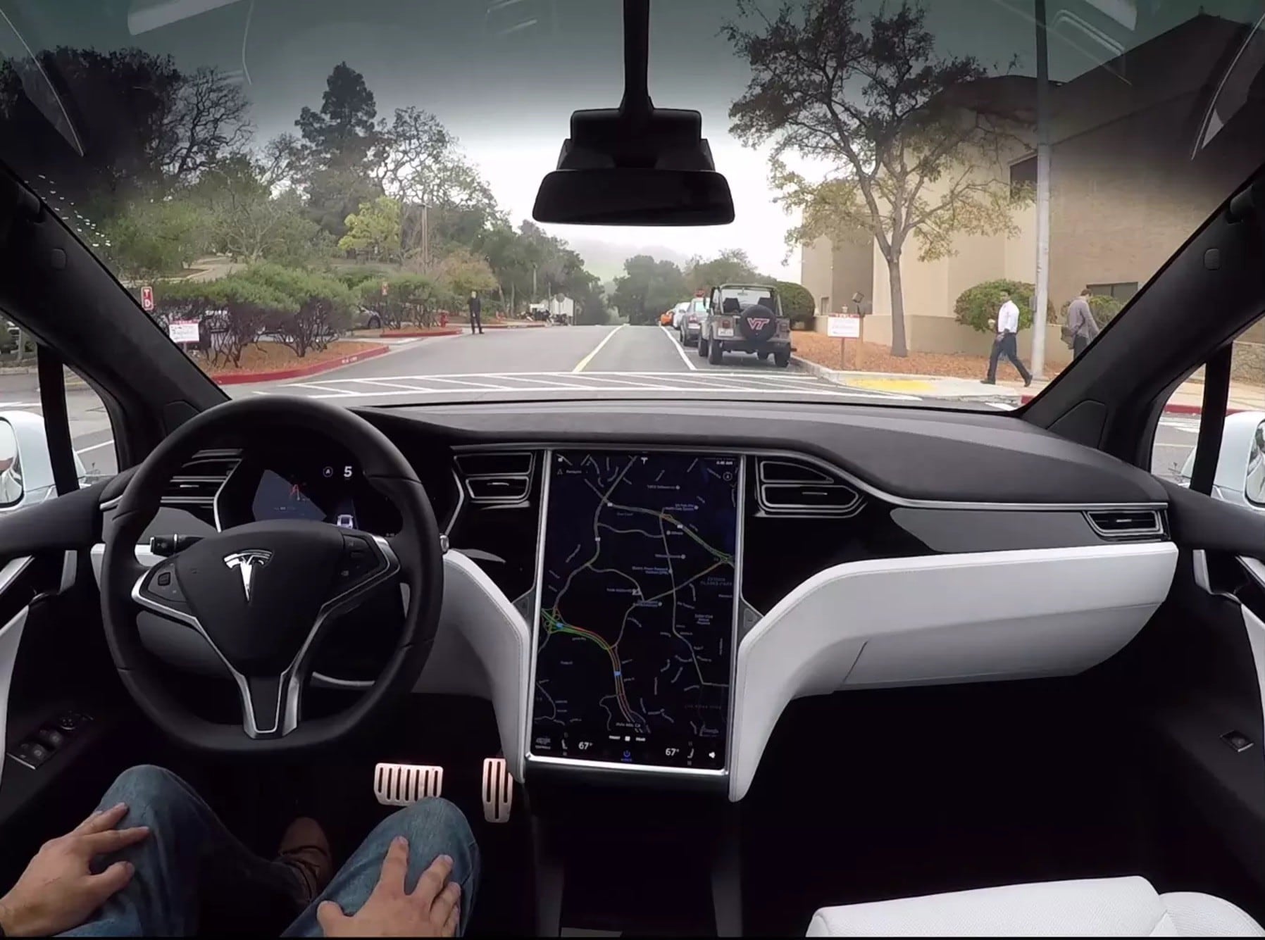 Tesla FSD, Musk annuncia l'operatività del Full Self Driving