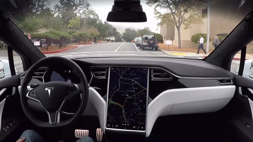 Tesla FSD, Musk annuncia l'operatività del Full Self Driving