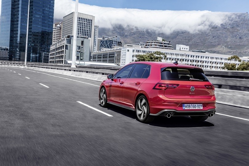 In fuga dalla Polizia su una Golf GTI a 240 km/h!