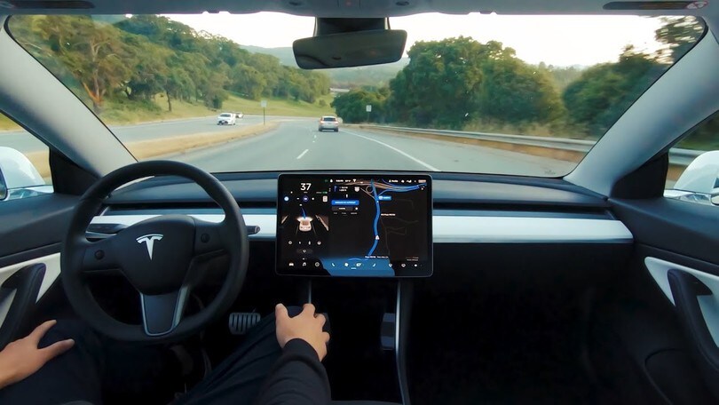 Tesla Full Self Driving, in USA costa 10.000 dollari