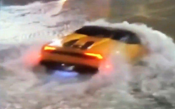 C'è la tempesta tropicale? Lamborghini Huracán Spyder cammina sulle acque! VIDEO