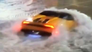 C'è la tempesta tropicale? Lamborghini Huracán Spyder cammina sulle acque! VIDEO