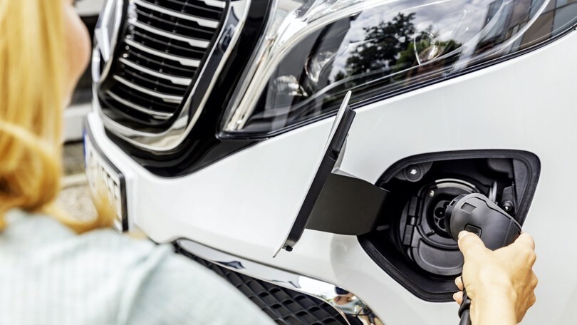 A Milano dal 2023 colonnine di ricarica in tutti i distributori