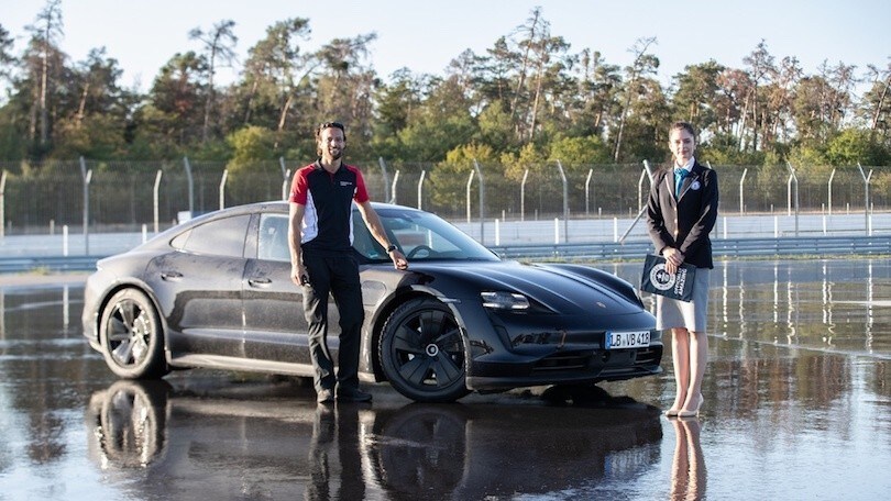 Porsche Taycan, 42 km in derapata FOTO