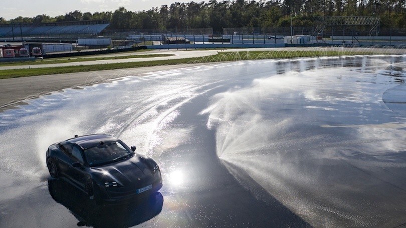 Porsche Taycan, 42 km in derapata ed è nuovo record per l’elettrica
