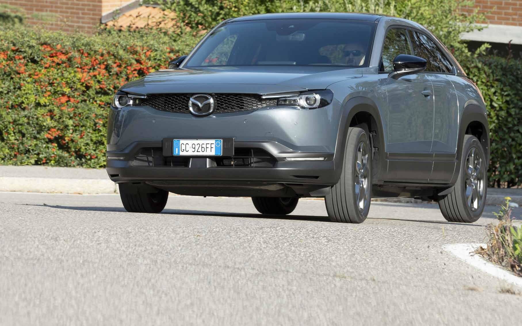 Guidare elettrificato: Mazda MX-30, filosofia light