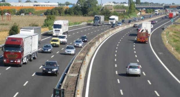 Autocarri, nel sud Italia sono troppo vecchi: ACI lancia l'allarme