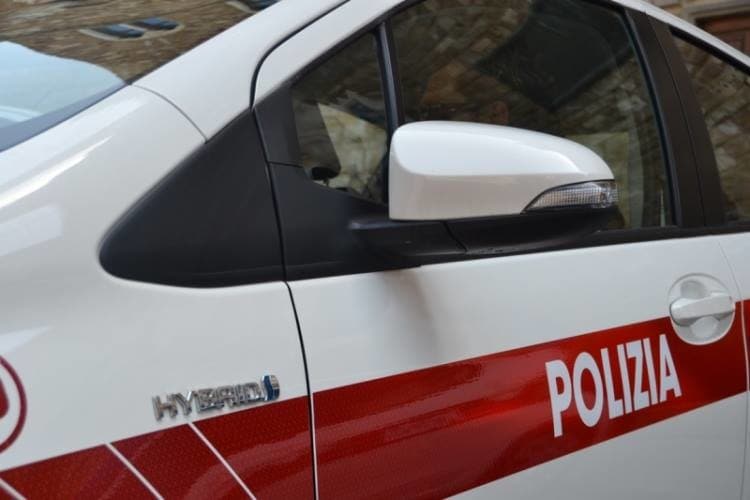 Ubriaca al volante, tampona l'auto della Polizia e spintona tutti con l'amica