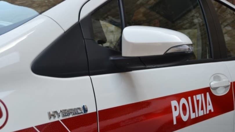Ubriaca al volante, tampona l'auto della Polizia e spintona tutti con l'amica