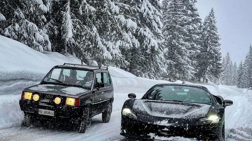 Ferrari SF90 Stradale contro Fiat Panda 4x4, sfida sulla neve: chi vince? VIDEO