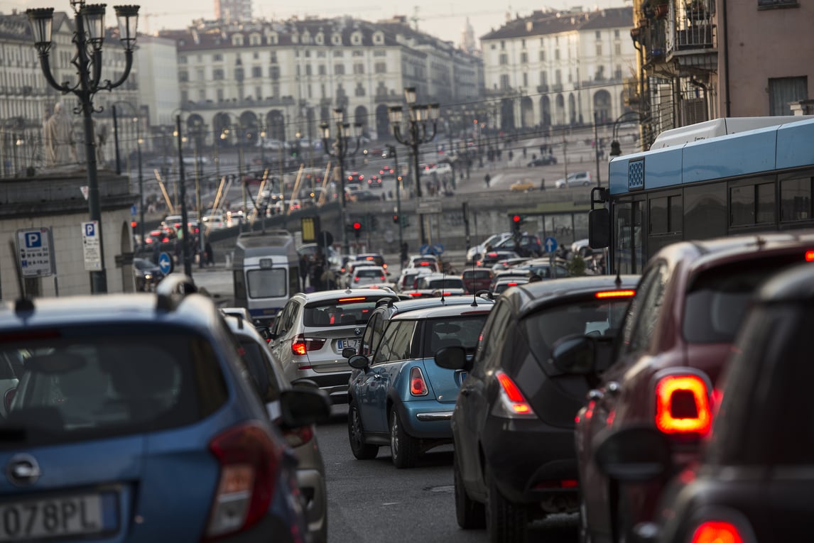 Auto sempre più care e futuro elettrico in ritardo: la mobilità italiana ha perso la strada