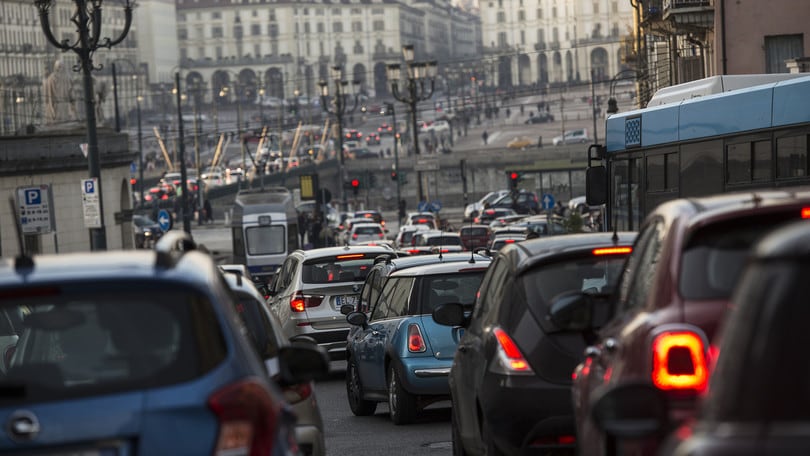 Auto sempre più care e futuro elettrico in ritardo: la mobilità italiana ha perso la strada