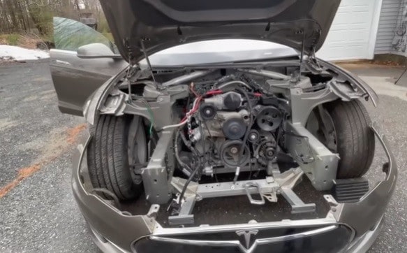 Tesla Model S spinta da un V8 Chevrolet? Uno youtuber ci prova! VIDEO