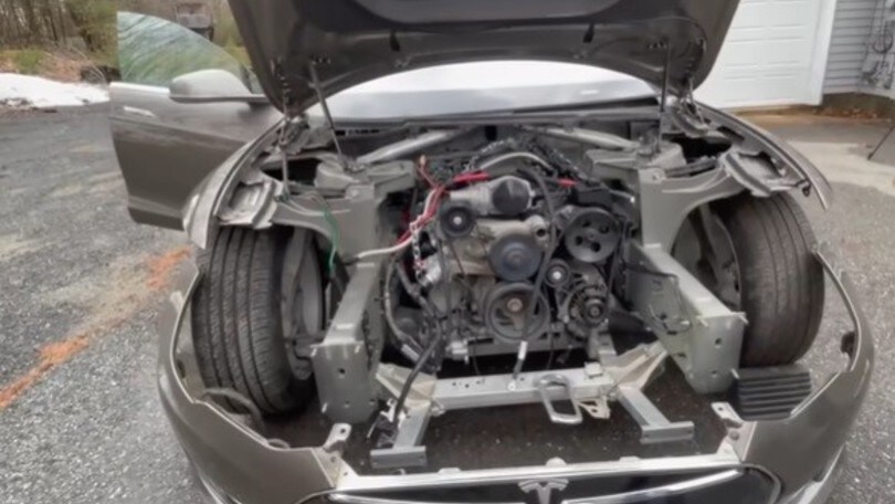 Tesla Model S spinta da un V8 Chevrolet? Uno youtuber ci prova! VIDEO