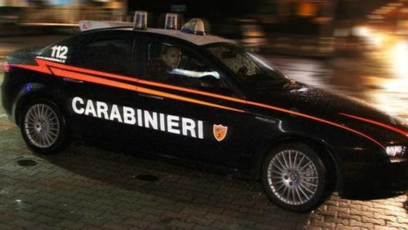 Automobilista fuori controllo: litiga per la precedenza, ruba il telefonino e scappa
