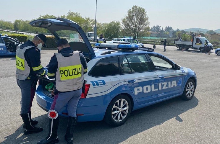 Guida l'auto a 17 anni, oltre 5.600 euro di multa al padre