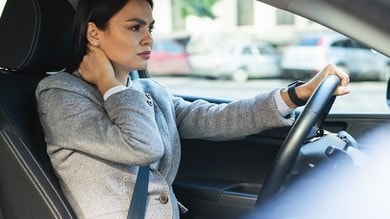 Incidenti auto, le donne rischiano di più, ma gli uomini...