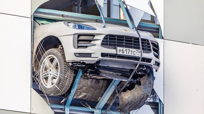 Porsche Macan, sbaglia il parcheggio e penzola dal 4° piano