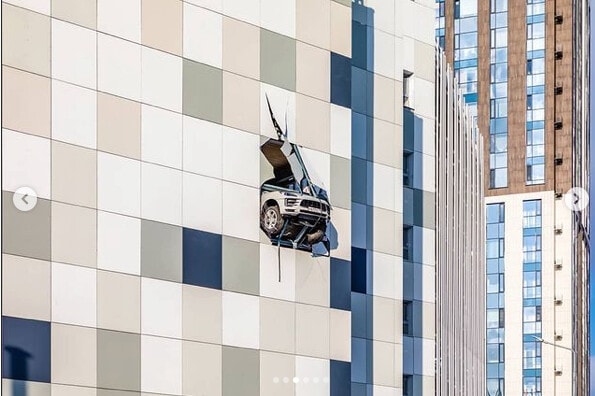 Sbaglia manovra, la Porsche sfonda tutto e penzola dal 4° piano!