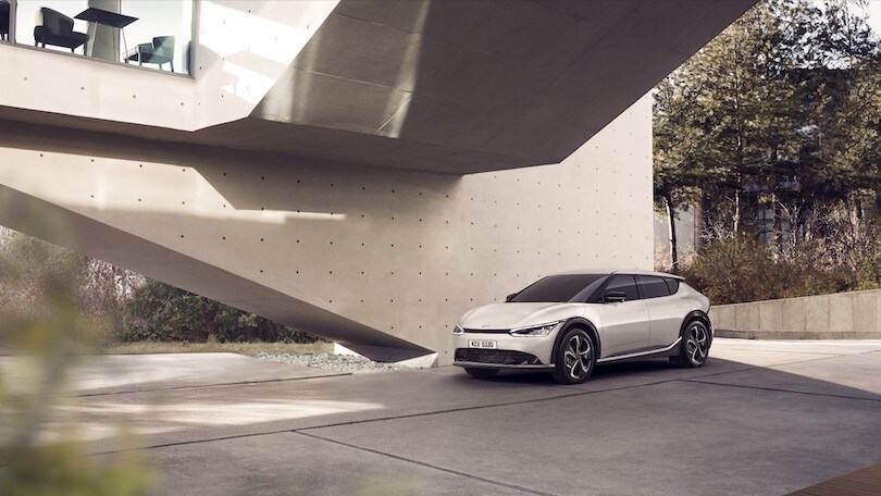 Kia EV6 si mostra al pubblico, design aerodinamico e interni spaziosi