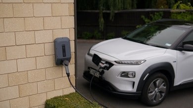 Auto elettriche e ibride: nuova etichetta standard su veicoli e colonnine