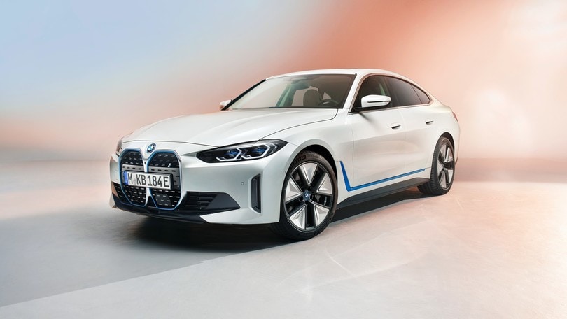Nuova BMW i4, prime immagini