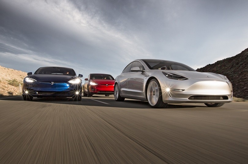 Tesla, è ufficiale: le elettriche di Musk si potranno pagare in Bitcoin