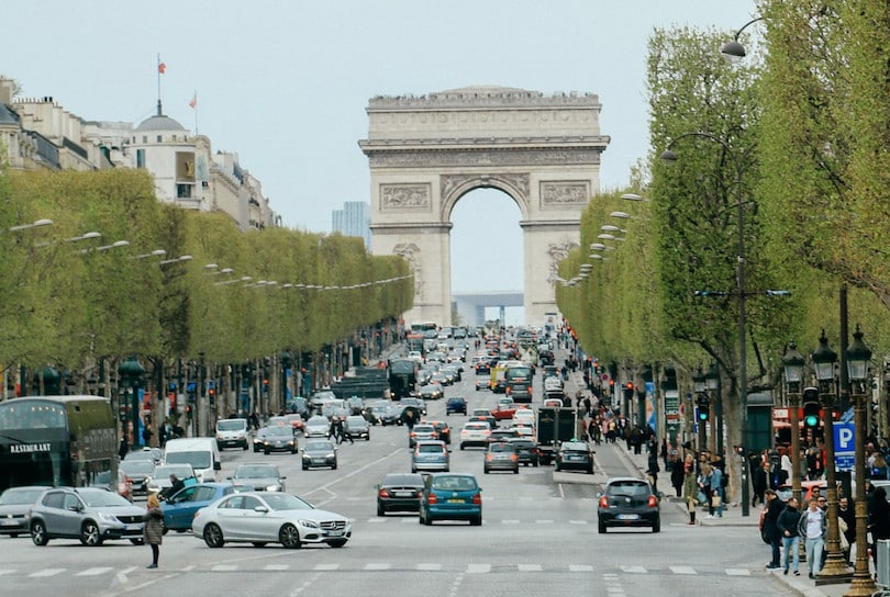 Francia, dal 2030 stop alle auto con motori a più di 123 g/km di Co2
