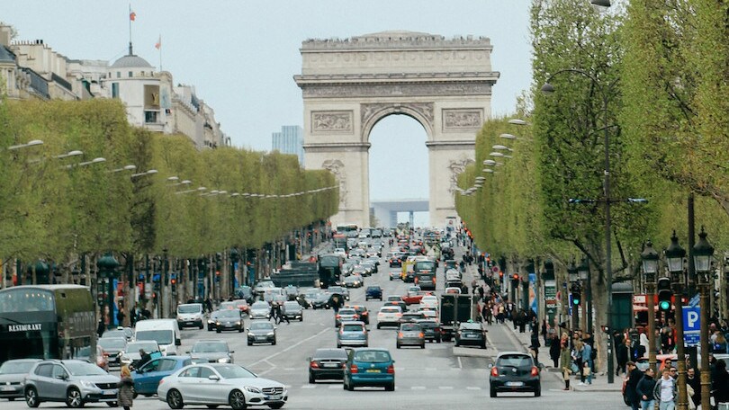 Francia, dal 2030 stop alle auto con motori a più di 123 g/km di Co2