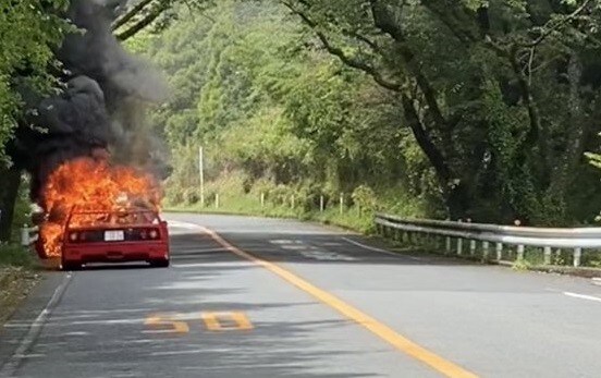 Giappone, la Ferrari F40 si accosta e... prende fuoco VIDEO