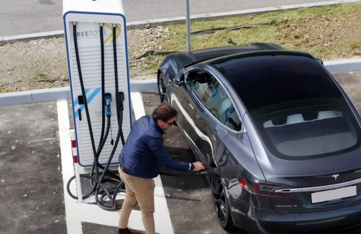 Arrivano le prime colonnine di ricarica ultra fast in autostrada