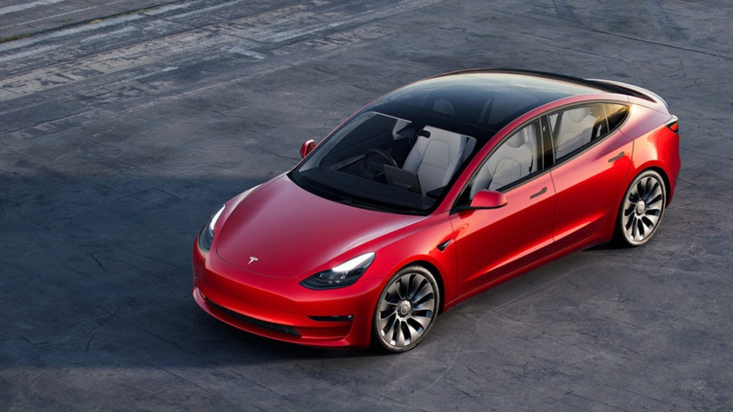 Tesla, Musk dice stop ai pagamenti con i Bitcoin