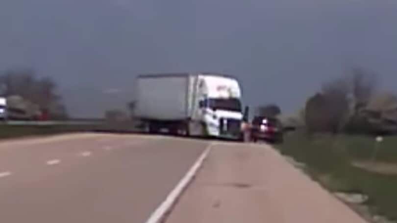 Camion invade l’altra corsia in autostrada VIDEO