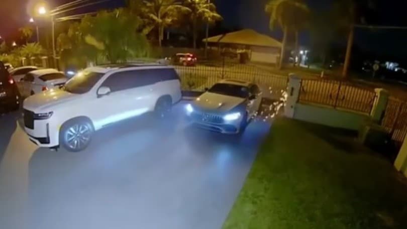 Lascia le chiavi dell'auto all'interno, i ladri gli rubano due Mercedes