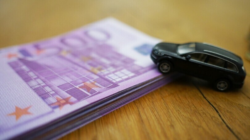 Paga la caparra dell'auto in contanti e si becca una multa di 2,5 milioni di euro