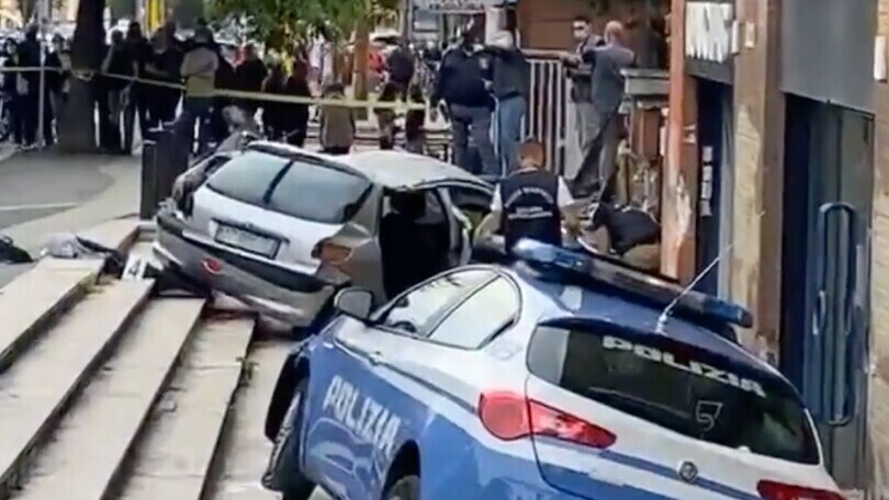 Roma, inseguimento e scontro tra auto e volante della polizia