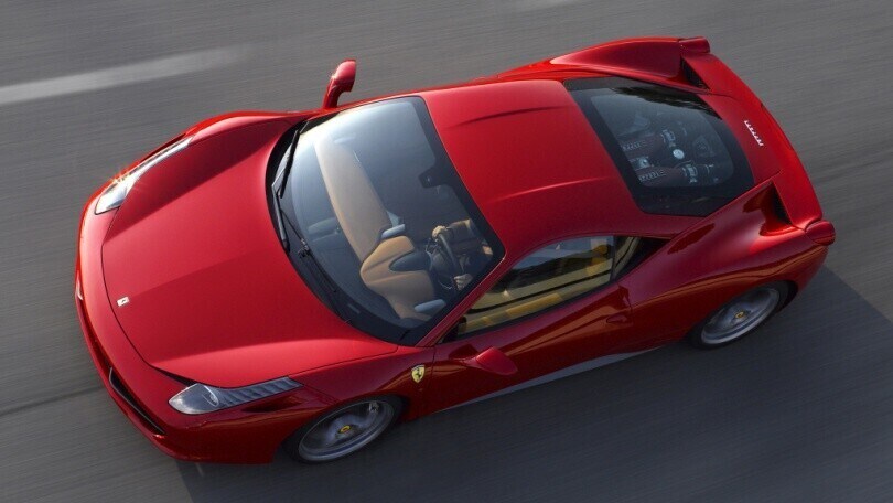 Nonnina con la passione Ferrari, il regalo per gli 81 anni è un giro sulla 458