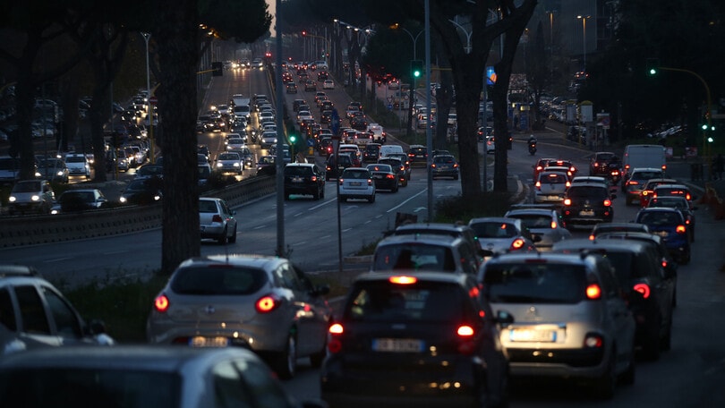 Roma si ferma: weekend di caos tra cortei e gare ciclistiche. Tutte le strade chiuse e i bus deviati