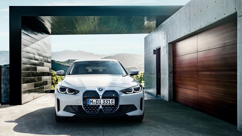 BMW i4, la berlina coupé elettrica