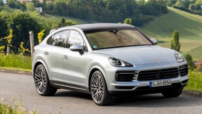 Maxi truffa in Porsche Cayenne: era intestata alla nonnina 74enne senza patente