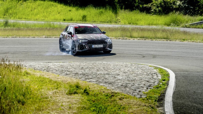 Nuova Audi RS3, il prototipo in azione