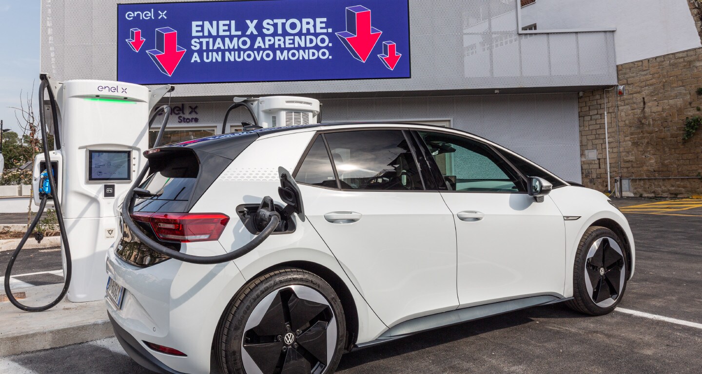 Enel X disponibile a coprire con colonnine di ricarica tutta la rete autostradale