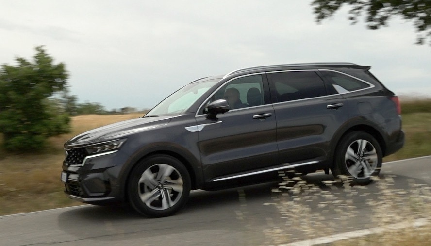 Kia Sorento HEV, la prova su strada del Suv ibrido