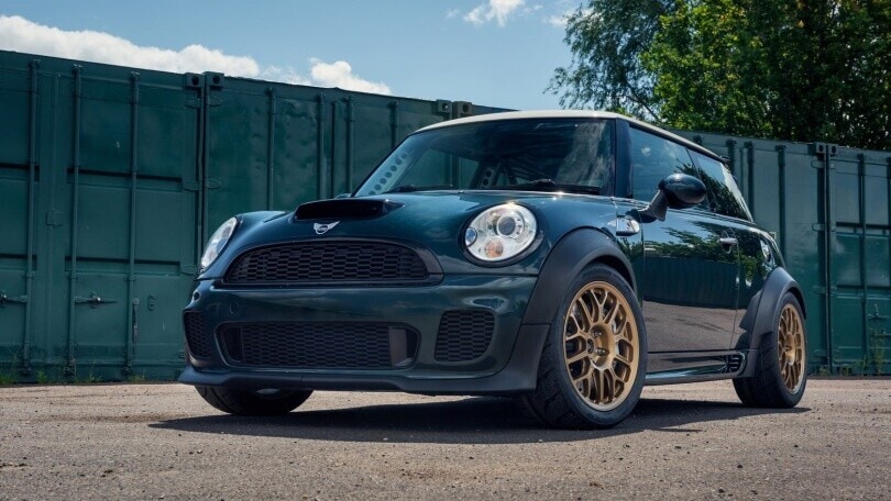 Sotto questa MINI Cooper S R56 batte un cuore V8 BMW da 414 cv