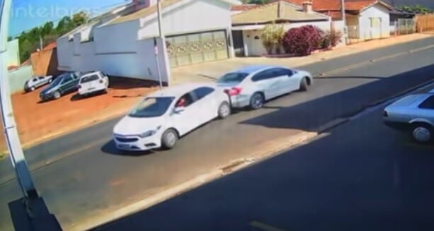 Automobilisti distratti vanno in retromarcia: la collisione è esilarante! VIDEO