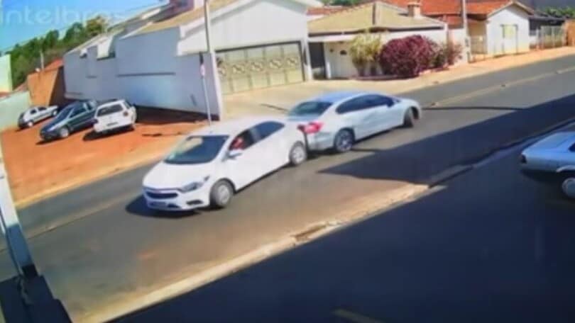 Automobilisti distratti vanno in retromarcia: la collisione è esilarante! VIDEO