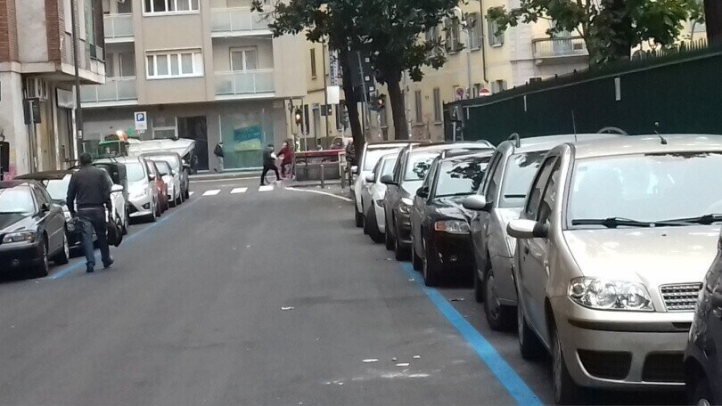 Auto elettriche e ibride, a Milano parcheggiano gratis su strisce blu e gialle