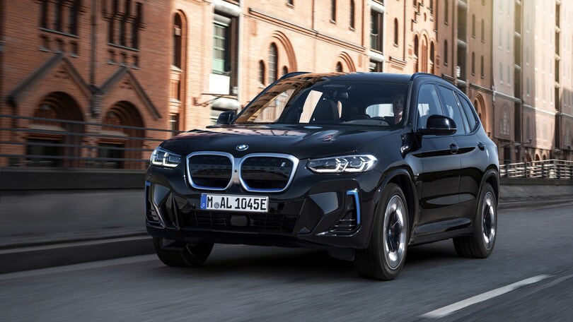 BMW iX3, il Suv elettrico si rinnova