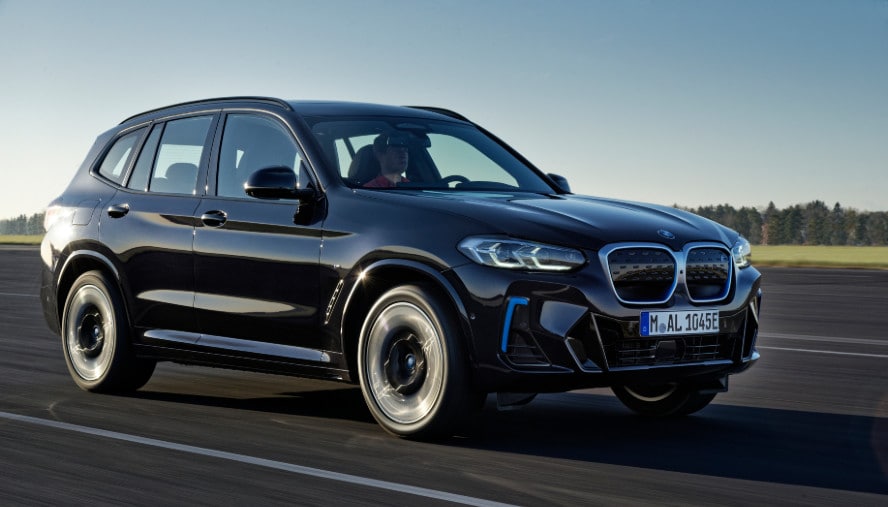 BMW iX3, il Suv elettrico si rinnova e punta sulla sportività